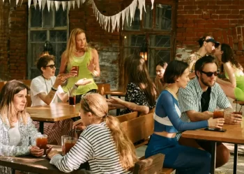 2025 Restaurant Industry Trends: Balancing Costs with Innovation