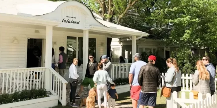 La La Land Cafe Receives Investment from Stripes for U.S. Expansion