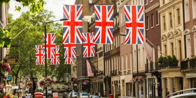 Report: UK Hospitality in 2025: Economic Pressures, Labor Challenges, and Strategic Opportunities