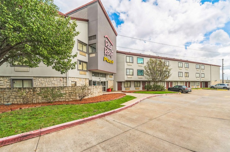 Marcus & Millichap Brokers Sale of Red Roof PLUS+ Hotel