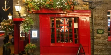 UK Restaurant and Pub Visits Drop As Fast-Food Chains Expand