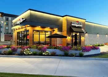Huey Magoo’s Signs 12-Restaurant Development Agreement in Texas and Alabama
